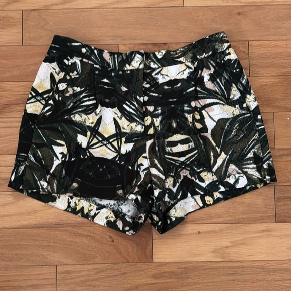 H&M | Palm Tree Textured Shorts | wide leg | elastic waist | size US 10 - Picture 1 of 4
